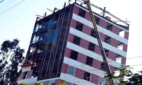 Chỉ trong 2 ngày, 200 công nhân và 24 kỹ sư đã hoàn tất tòa nhà 10 tầng Instacon trước sự kinh ngạc của người dân thành phố Mohali, Ấn Độ. Ảnh: Wordpress.