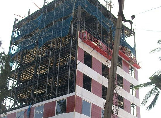 Các công nhân xây Instacon bằng các vật liệu đúc sẵn, gồm 200 tấn sắt, không dùng gạch, cát mà xây tường bằng các tấm nhựa polyuretan (PUF). Ảnh: Ecochunk.