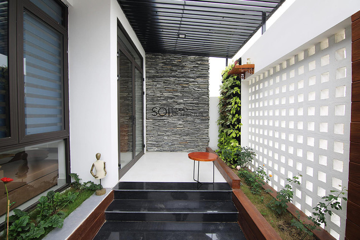 Theo yêu cầu đưa thiên nhiên vào nhà của gia chủ, kiến trúc sư sử dụng hệ thống lam gió giúp thu được không khí mát mẻ vào bên trong.