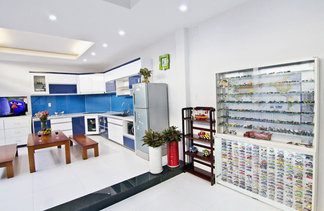 Cạnh đó là tủ nhỏ với rất nhiều xe ô tô mô hình.