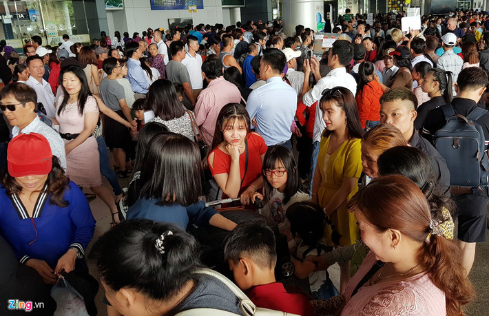Tại khu vực sảnh bên ngoài chật kín người khi nhiều nhóm gia đình đứng chờ xe khá lâu.