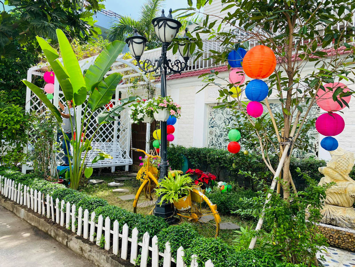 Đặc biệt, Vy Oanh còn trồng một cây chuối trong vườn, mang lại cảm giác bình dị. Ảnh: FBNV.