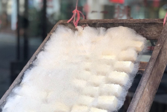 Tùy khí hậu của từng mùa cùng với cách căn nhiệt độ mà mẻ đậu phụ có chất lượng, màu lông khác nhau. Ảnh: China Discovery
