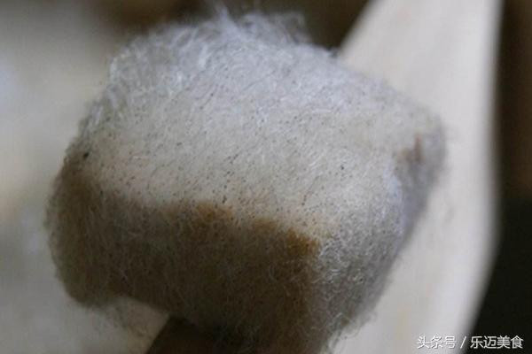 Sau khi hoàn thiện, người thực hiện thường phơi nắng miếng đạu rồi ngâm trong hạt dầu cải đề bảo quản lâu hơn. Ảnh: China Discovery