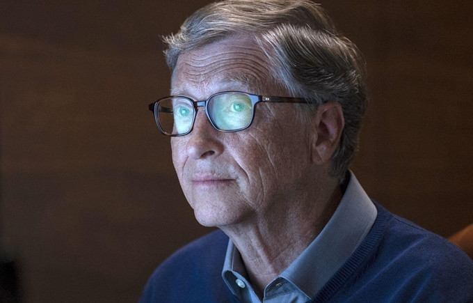 Tỷ phú Bill Gates đã bán hoặc cho đi phần lớn cổ phần của mình tại tập đoàn công nghệ này đồng thời đầu tư vào một loạt cổ phiếu và các tài sản khác. Theo Forbes, tính đến nay, Bill Gates đã quyên góp số cổ phần trị giá 35,8 tỷ USD tại Microsoft cho quỹ Gates Foundation. Ảnh: Getty Image.