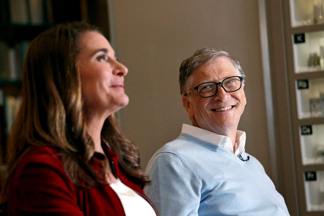 Vừa qua, tỷ phú Bill Gates và vợ - bà Melinda Gates công bố trên Twitter sẽ ly hôn sau 27 năm chung sống. Theo Forbes, Bill Gates hiện là người giàu thứ 4 thế giới với tài sản ròng 130,5 tỷ USD.