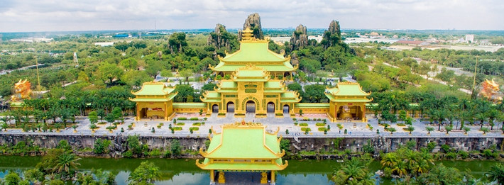 Bà Nguyễn Phương Hằng hiện là Tổng Giám đốc Công ty Cổ phần Đại Nam. Doanh nghiệp này được biết đến với khu du lịch và vui chơi giải trí hàng đầu Việt Nam: Khu du lịch Đại Nam. Ảnh: Dainam