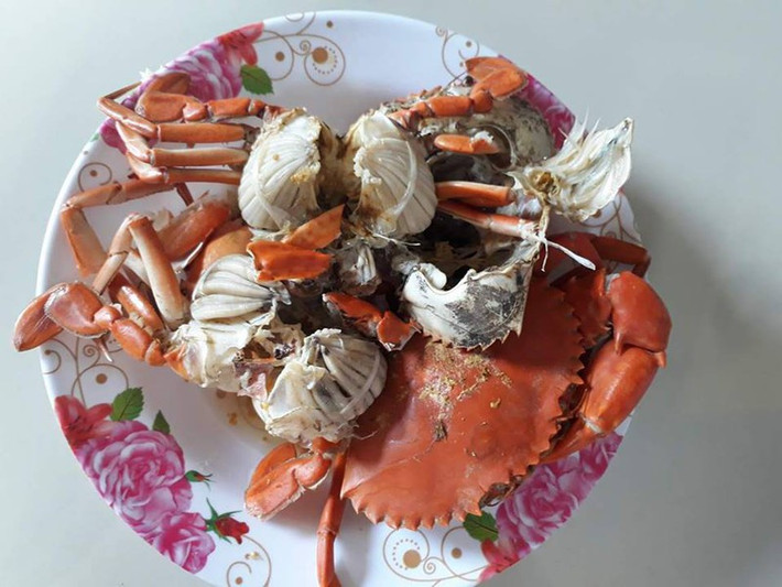 Thế nhưng, thực chất giá 50.000 đồng 3 con cua mà người bán rao chỉ là cách để họ thu hút người đi đường. Khi hỏi mua thì người bán chỉ vào những con cua nhỏ xíu. Ảnh: Plo