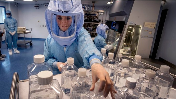 Liên minh Vaccine cho Tất cả mọi người - thành viên bao gồm Global Justice Now, Oxfam và UNAIDS, đã phân tích dữ liệu Danh sách tỷ phú của Forbes và chỉ ra một số người thu lợi khổng lồ từ vaccine do nguồn ngân sách công đầu tư.