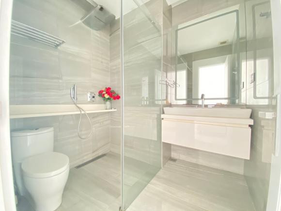 Phòng tắm sử dụng kính trong suốt.