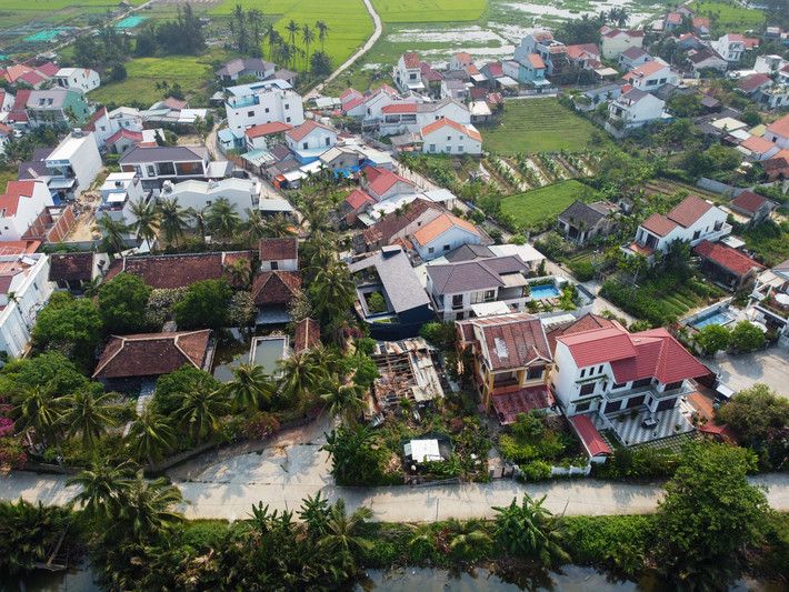 Nằm trên bờ sông thuộc xã Cẩm Thanh ở Hội An (Quảng Nam), ngôi nhà thuộc sở hữu của chị Giang - một chuyên gia về môi trường. Chị quan niệm ngôi nhà như một không gian xen lẫn cảnh quan cây xanh.