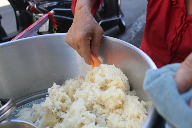 Nhất là khi trời Hà Nội se lạnh, món xôi sắn của bà Kim đắt hàng gấp đôi, thực khách có thể bị lỡ hẹn với món ăn này nếu đến quá muộn. Ảnh: Khám phá.