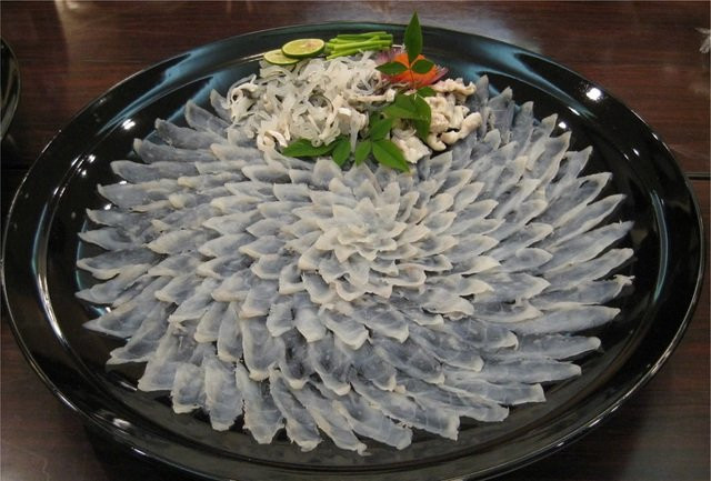 Thế nhưng, không phải nhà hàng nào cũng phục vụ món cá nóc. Chỉ những đầu bếp được cấp chứng chỉ do Chính phủ cấp mới được chế biến. Các bộ phận của cá sau khi sơ chế xong cũng phải mang đi tiêu hủy. Ảnh: Internet