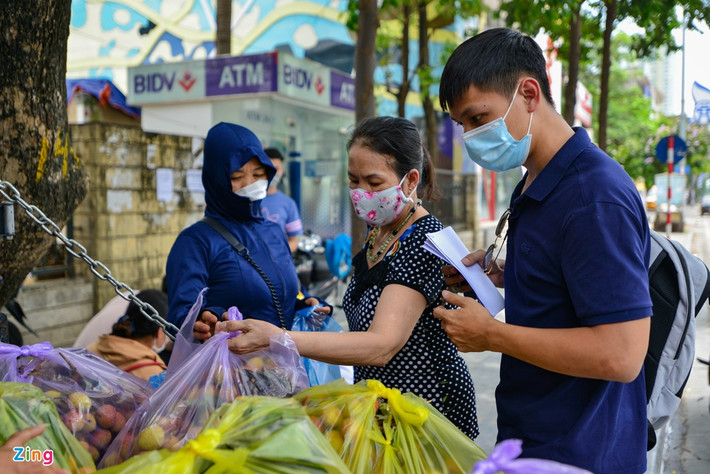 Chị Nghiêm Thị Thanh Thủy (41 tuổi, quê ở Bắc Giang), trưởng nhóm thiện nguyện, chia sẻ: “Tình hình dịch ở quê khiến tôi rất lo lắng, tổ chức hoạt động này cũng mong gom góp phần nào công sức, một mặt giúp nông dân tiêu thụ, phần nào cũng muốn quảng bá chất lượng vải thiều với thị trường trong nước, đặc biệt là Hà Nội”.