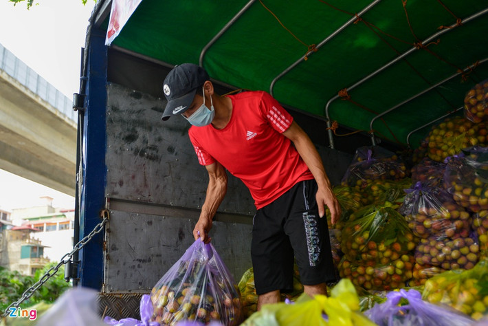 Kể từ ngày 25/4, nhóm đã bán hơn 29 tấn vải thiều. Chị Thủy cho biết vải được vận chuyển từ huyện Tân Yên, tỉnh Bắc Giang, đạt tiêu chuẩn VietGAP và thường được xuất khẩu sang thị trường Trung Quốc. "Năm nay dịch bệnh tái bùng phát, thương lái không vào mua được như mọi năm”, chị nói.