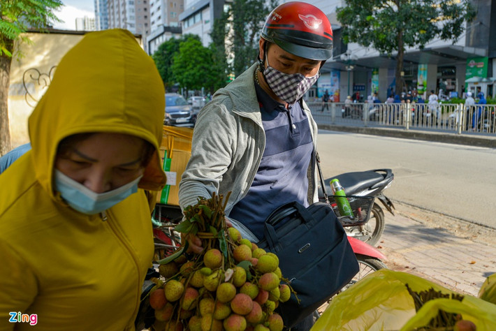 Giá vải thiều tại đây là 20.000 đồng/kg. Vì lượng người mua đông, nhóm quyết định đóng vải thiều vào các bao nylon, mỗi bao 10 kg, giá 200.000 đồng.