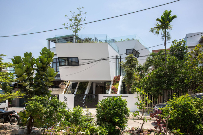 Uoy Home là ngôi nhà được lên ý tưởng, phát triển bởi KTS Tô Hữu Dũng và 85 Design. Công trình có thiết kế đặc biệt, lấy cảm hứng từ những chiếc phi thuyền vượt không gian - thời gian.