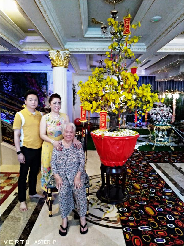 Căn biệt thự của gia đình bà Phương Hằng thiết kế theo phong cách cổ điển, sang trọng với tone màu trắng chủ đạo, nhiều chi tiết dát vàng.