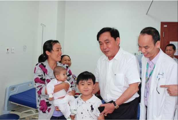 Hình ảnh thiếu gia Hằng Hữu năm 7 tuổi trong một chuyến đi làm từ thiện cùng bố mẹ. Ảnh: Doanh nghiệp & tiếp thị