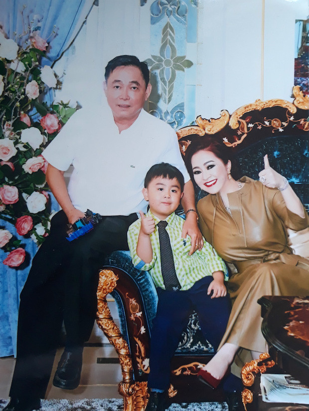 Hiếm hoi lắm vợ chồng đại gia Phương Hằng mới cho con trai lộ diện. Ảnh: Doanh nghiệp & tiếp thị