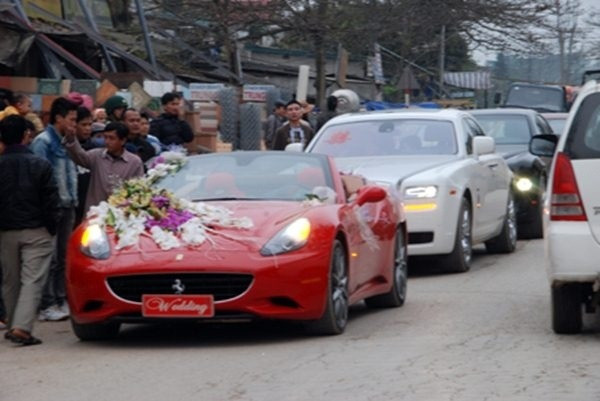 Dàn siêu xe rước dâu có sự góp mặt của Ferrari mui trần giá hơn 10 tỷ đồng, hai siêu xe Rolls-Royce Phantom đen và trắng… cùng gần 100 xế sang các loại. Ảnh: Internet