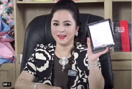 Đầu tiên phải kể đến chiếc Samsung Galaxy Z Fold 2 có giá 50 triệu đồng. Galaxy Z Fold2 là chiếc smartphone màn hình gập thành công nhất trên thị trường ở thời điểm hiện tại. Ảnh: Doanh nghiệp & tiếp thị.