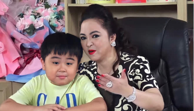 Cũng trong buổi live hôm 25/5, con trai bà Phương Hằng - bé Huỳnh Hằng Hữu xuất hiện. Ảnh chụp màn hình