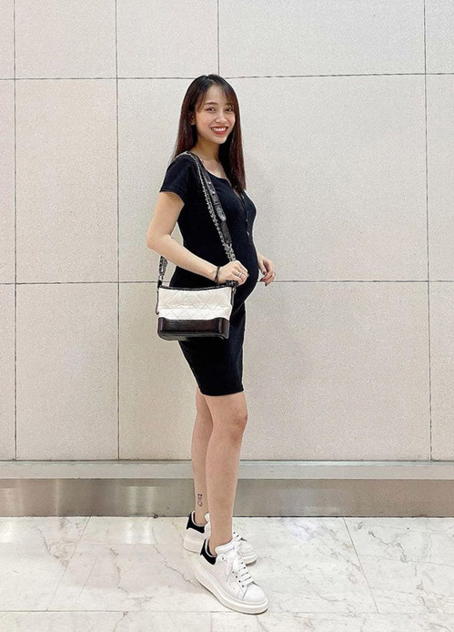 Chanel Gabrielle pha màu đen trắng được yết giá trên 50 triệu đồng.