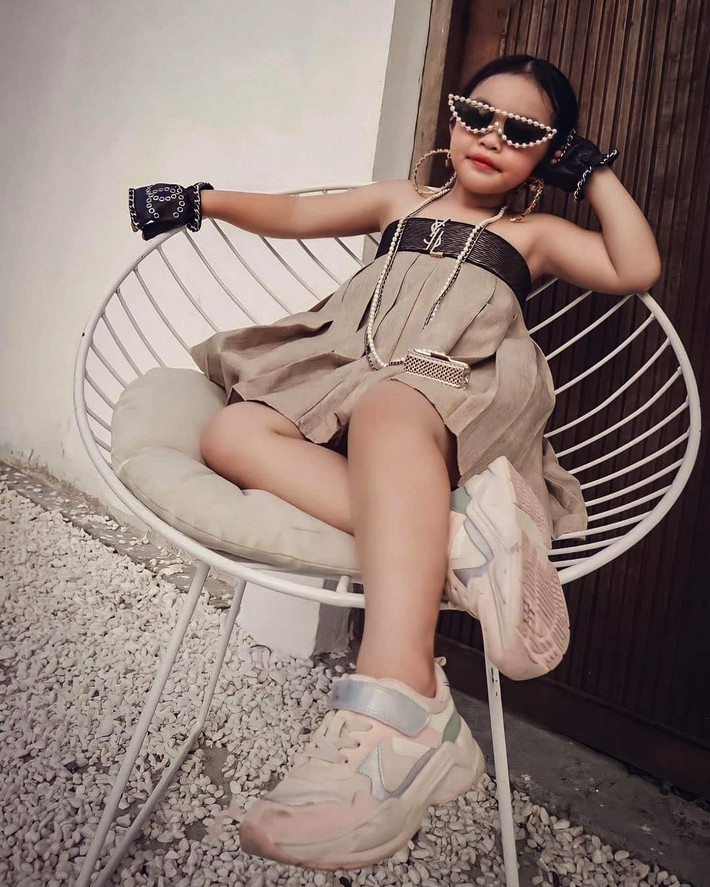 Từ mắt kính, hoa tai, găng tay da đến dây chuyền...đều có giá đắt đỏ. Đặc biệt, chiếc vòng cổ gắn túi bé xíu đến từ nhà mốt Chanel giá khoảng 58 triệu đồng.