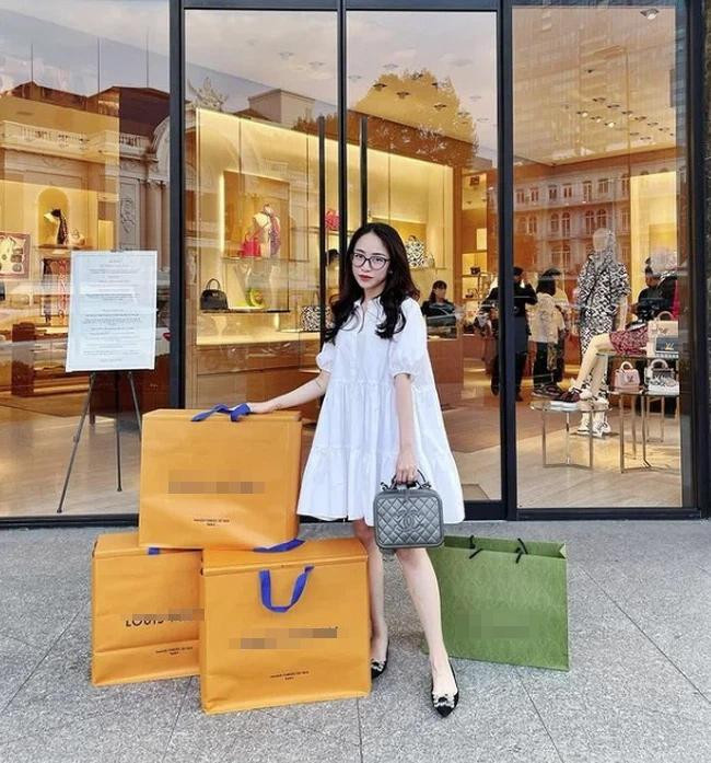 Không chỉ gái út, Joyce Phạm - con gái cả của Minh Nhựa với người vợ đầu tiên cũng khiến dân mạng "lác mắt" khi sắm đồ hiệu cả lố.