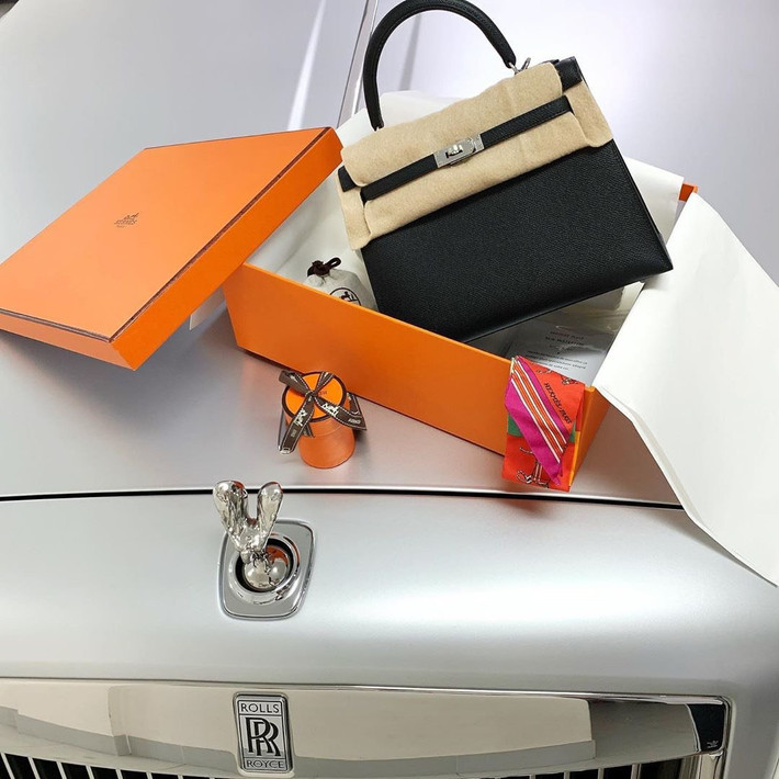 Trước đó, Joyce Phạm khoe khéo chiếc Rolls Royce màu bạc sang chảnh, vừa khoe chiếc túi Hermes Birkin 25 trị giá khoảng 460 triệu đồng.