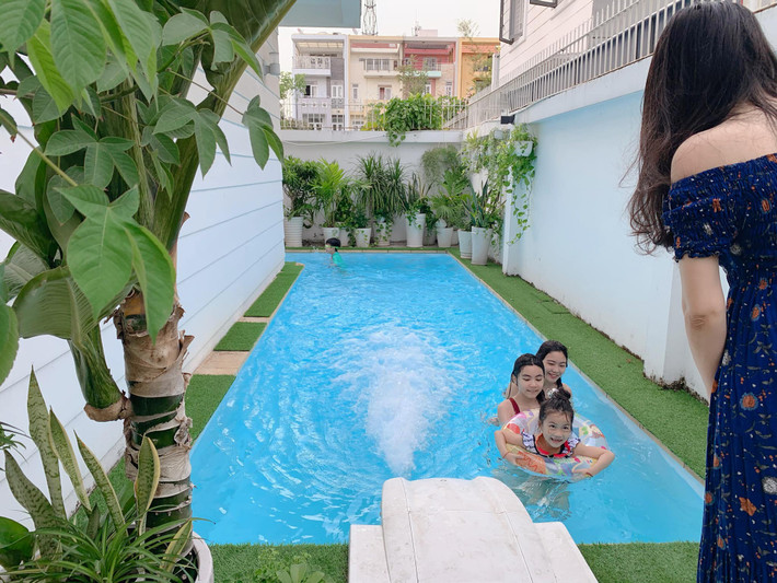 Hồ bơi riêng tại biệt thự của MC Quyền Linh. Ảnh: Dân Việt