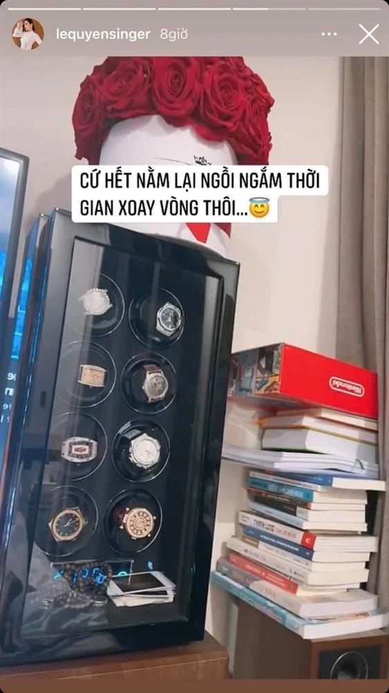 Ca sĩ Lệ Quyên được xem là một trong những đại gia ngầm trong showbiz Việt. Mới đây, nữ hoàng Bolero khoe tủ chứa đồng hồ hiệu khoảng 8 chiếc trị giá vài chục tỷ lên trang cá nhân khiến khán giả trầm trồ.