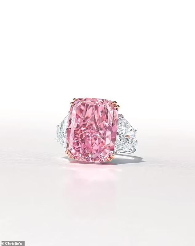 Viên kim cương 15,81 carat mang tên The Sakura vì nó có màu giống hệt màu hoa anh đào (Sakura) của Nhật Bản.