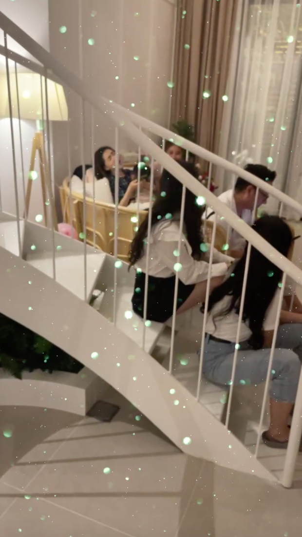 Điểm nhấn trong biệt thự của Trường Giang - Nhã Phương là chiếc cầu thang được uốn lượn đẹp mắt. Ảnh chụp màn hình