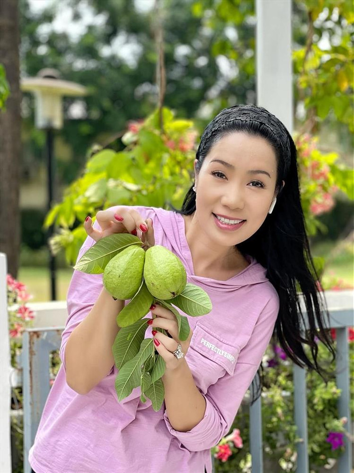 Bí quyết trồng trái cây tốt của nữ nghệ sĩ là thường xuyên chăm sóc, tưới tiêu và sử dụng phân bón hữu cơ.