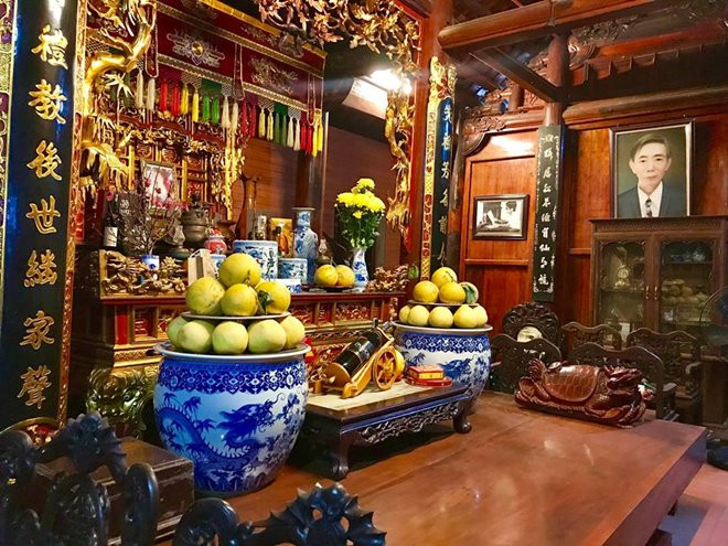 Riêng chiếc sập phía trước gian thờ được làm bằng gỗ mít rừng có giá trị khoảng 300 triệu đồng. Ảnh: Dân Việt.