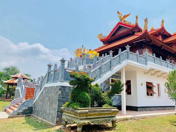 Tổng diện tích các công trình được cấp phép xây dựng gần 500 m2 gồm nhà thờ lớn rộng 197,2 m2; nhà sàn cao 2 tầng dành để tiếp khách có tổng diện tích hơn 290 m2. Ảnh: Zing