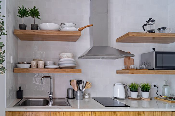 Nhiều người yêu thích xu hướng thiết kế lắp đặt kệ phía trên tủ bếp. Tuy nhiên, bề mặt tích tụ nhiều bụi khiến bạn mất nhiều thời gian vệ sinh đồ dùng khi cần. Nguồn ảnh: Brightside
