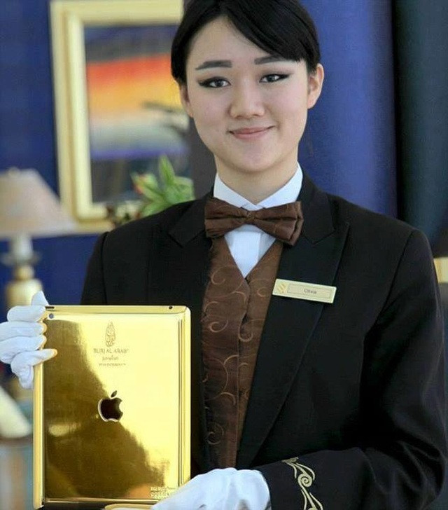 Một khách sạn ở Dubai tặng iPad vàng cho khách hàng.