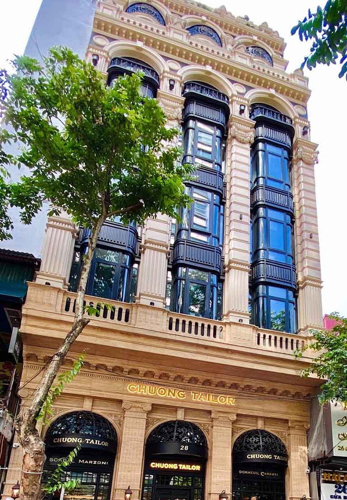 Biệt thự gồm 9 tầng, trong đó 2 tầng để làm trụ sở chính của nhà may, các tầng khác để phục vụ sinh hoạt cá nhân. Ảnh: Vianpad