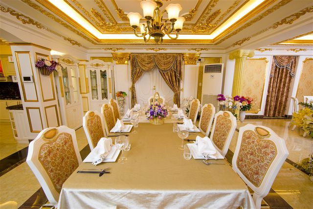 Nội thất trong nhà đều được chủ nhân lấy tông màu vàng làm màu chủ đạo với thiết kế nội thất phong cách châu Âu và đều được nhập về từ châu lục này. Nhiều chi tiết được nữ chủ nhân dát vàng sang trọng. Ảnh: FBNV