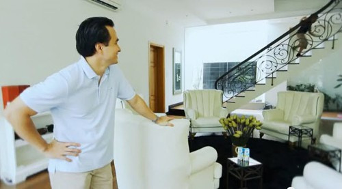 Nội thất trong nhà sử dụng gam màu trắng chủ đạo, kết hợp chi tiết gỗ và ánh đèn vàng ấm áp. Ảnh: Khám phá.