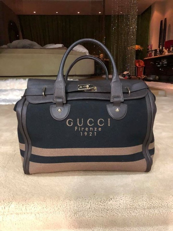 Chiếc túi hiệu Gucci được Đàm Vĩnh Hưng rao bán với giá 1.800 USD. Ảnh: FBNV.