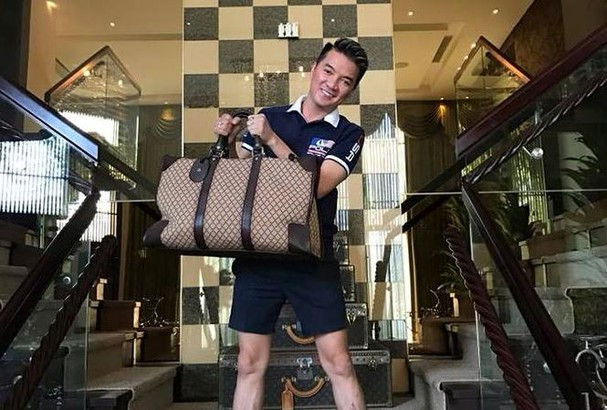 Đây không phải là lần đầu tiên Đàm Vĩnh Hưng rao bán đồ hàng hiệu của mình. Năm 2018, Đàm Vĩnh Hưng rao bán hàng loạt túi hàng hiệu trên trang cá nhân với tổng trị giá 6.300 USD (khoảng 130 triệu đồng). Ảnh: FBNV.