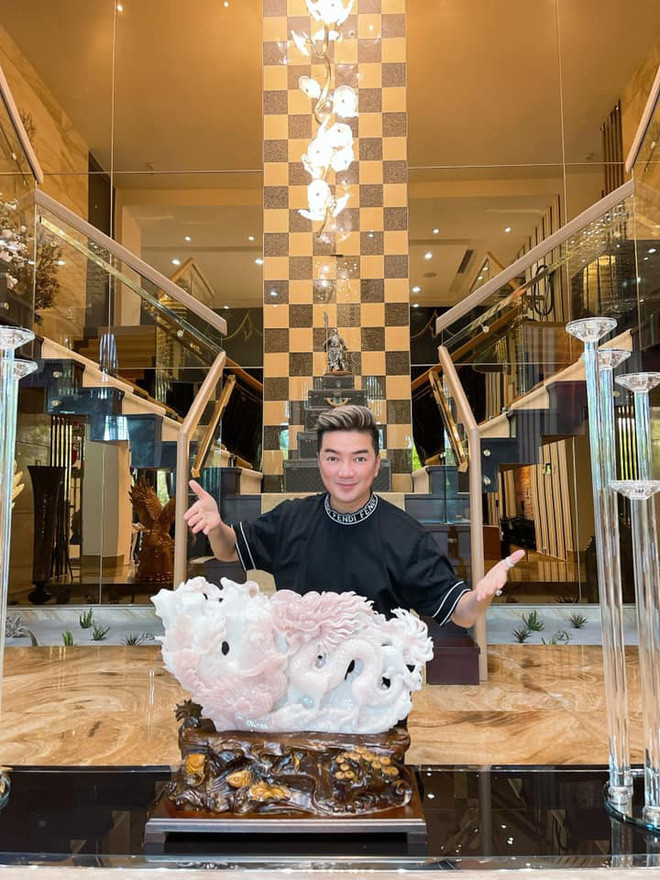 Ngoài ra, Mr Đàm cũng quyết định bán đấu giá một vật phẩm phong thủy làm từ thạch anh màu hồng, toàn bộ số tiền thu được sẽ chuyển tiếp ra Bắc Giang và Bắc Ninh để ủng hộ kinh phí chống dịch. Ảnh: FBNV.