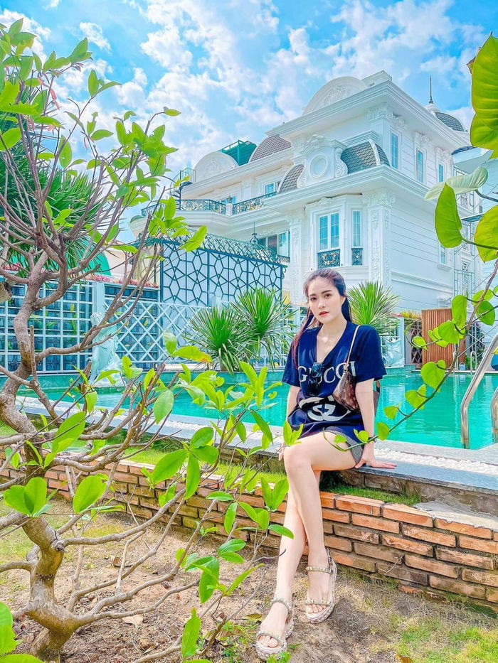 Vừa qua, nữ ca sĩ Đoàn Di Băng khiến khán giả trầm trồ khi được chồng đại gia tặng một căn biệt thự trị giá gần 200 tỷ đồng. Ảnh: FB Đoàn Di Băng