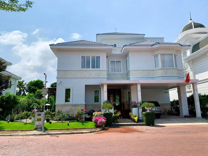 Thông tin này khiến ai cũng choáng váng, xuýt xoa trước sự giàu có và chịu chi của ông xã Di Băng. Ảnh: FB Đoàn Di Băng