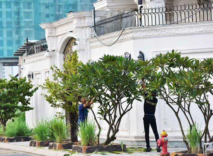 Nhìn từ bên ngoài, biệt thự của Lý Nhã Kỳ mang sắc trắng, có nhiều chi tiết chế tác cầu kỳ. Ảnh: Dân Việt