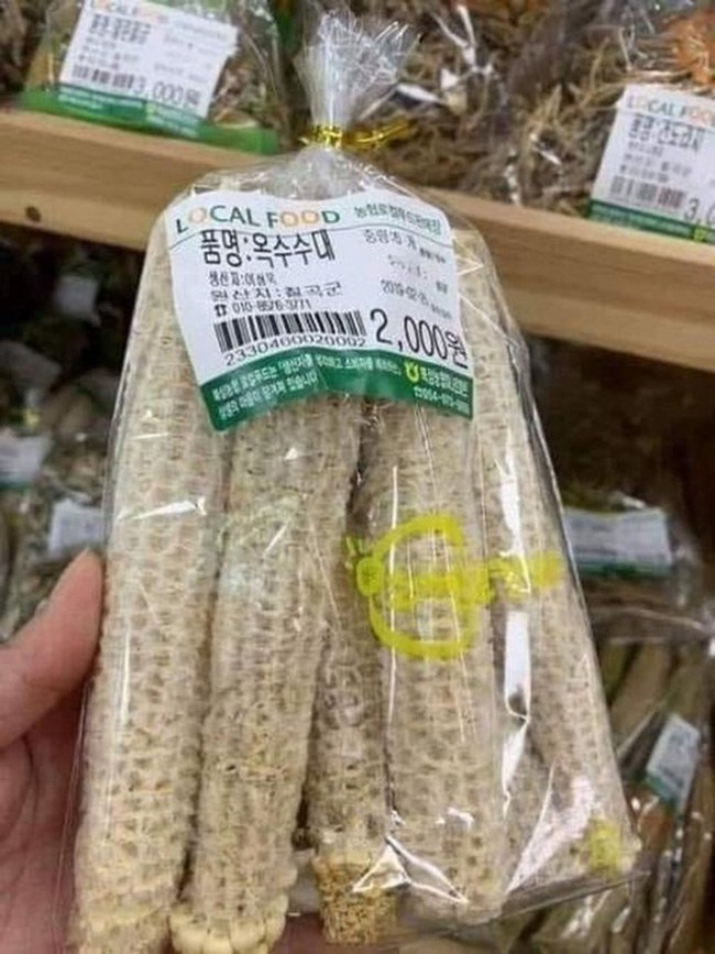 Thế nhưng, ở Hàn Quốc, lõi ngô được đóng gói để bán với giá hơn 40.000 đồng/túi (4-5 cái). Những lõi ngô này được tách hạt bằng tay hoặc bằng dụng cụ đảm bảo vệ sinh, giữ sạch sẽ có thể đun nước để uống. Ảnh: Dân Việt
